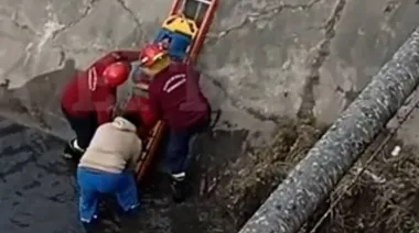 Arrojó a su pareja a un canal tras golpearla brutalmente