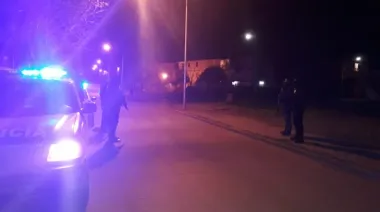 Atacó a su mujer con nunchakus y una cuchilla: fue detenido por la policía