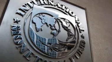 El FMI aprobó la revisión del programa y Argentina recibirá USD 2.000 millones