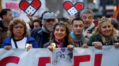 Emotiva caminata con velas al Obelisco contra la crisis en el hospital pediátrico