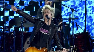 Green Day invitó a cantar a un fan al escenario ¡y lo bajó!