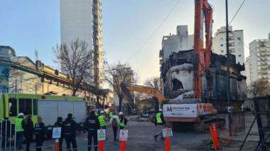 Comenzó la demolición controlada del depósito incendiado en La Plata