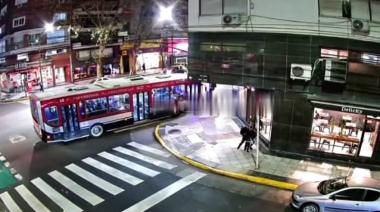 Video: Así un colectivo atropelló a una mujer y luego chocó contra un semáforo