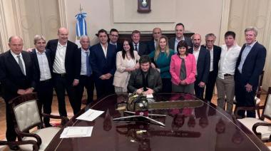 Milei celebró el desguace del Estado junto a Federico Sturzenegger y 200 trabajadores del Gabinete