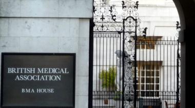 Médicos en Inglaterra: la votación que podría paralizar al NHS