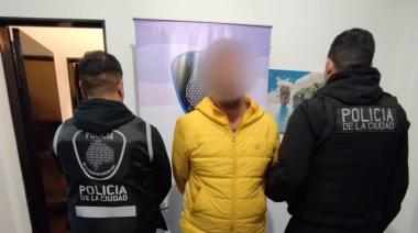 Una bandera encontrada en un allanamiento complica a la barra brava de All Boys