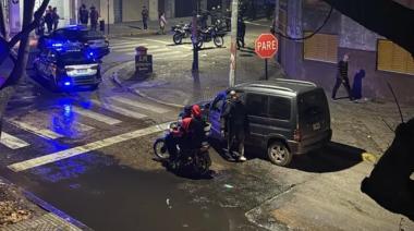 Sicarios en moto atacaron a tiros un auto en Rosario y mataron al conductor