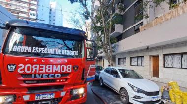 Una mujer murió en un incendio y 24 personas fueron asistidas