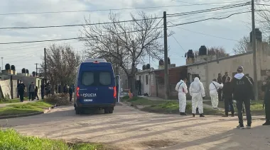 Un policía le pegó tres tiros a su mujer, se atrincheró en el techo de su casa y generó una situación de máxima tensión