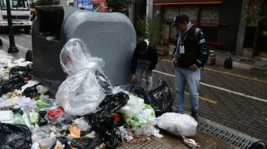 Jorge Macri ordena sancionar a quienes buscan comida en la basura