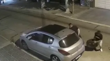 Video: dos delincuentes sacaron las ruedas de un auto más rápido que en los boxes de Alpine