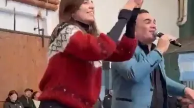 Veto de Milei: funcionaria de Kicillof bailó “Soy sabalero” junto a jubilados