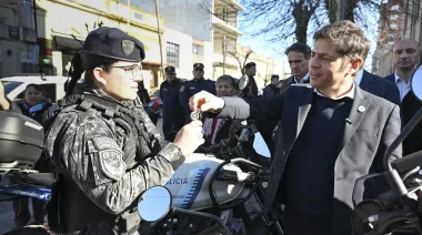 Kicillof se burló de los premios que recibe Milei en el exterior