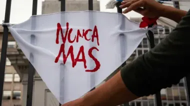 Fuerte rechazo opositor a Milei por usar el “Nunca Más” en un eslogan contra el kirchnerismo