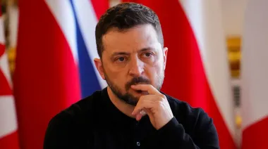 Zelenski enfrenta desafíos diplomáticos en la cumbre Trump-Putin en Alaska