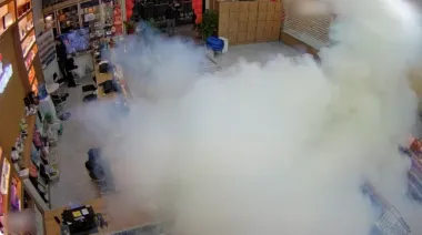 Video: arrojaron una granada de humo en un comercio chino de la avenida Rivadavia