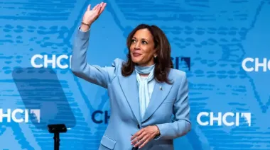 Kamala Harris advierte sobre auriculares inalámbricos: el riesgo oculto