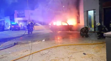 Tres menores robaron un auto y chocaron contra una casa: el vehículo se prendió fuego