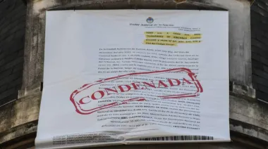 La exvecina de Cristina Kirchner exhibe una enorme bandera con su condena