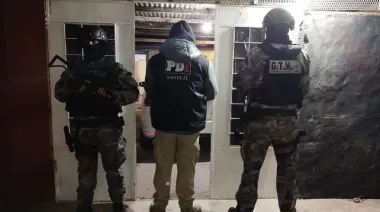 Realizan un operativo y encuentran droga escondida en el botín de fútbol de un nene