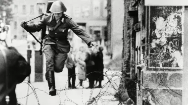 El salto que desafió al Muro de Berlín: la historia que sigue viva