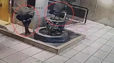 Video: cayeron dos ladrones de bronce que robaban barandas de edificios en Recoleta
