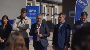 Cornejo entregó tarde 16 viviendas y le echó la culpa a Alberto Fernández