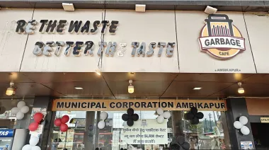 Cafés en India: comida gratis a cambio de plástico y menos basura