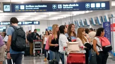 Más argentinos viajan al exterior y se profundiza el déficit turístico