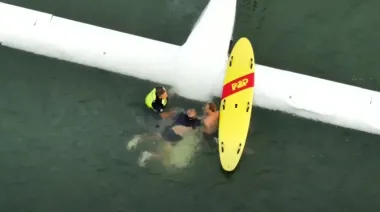 Rescatan en segundos a piloto tras amerizaje en Oak Island