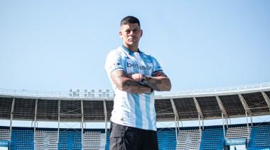 Marcos Rojo se presentó en el Cilindro con su nueva camiseta y el particular dorsal