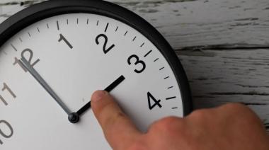 Expertos destacan beneficios por el cambio del huso horario en Argentina