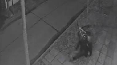 Caen ladrones de punta: robó una bicicleta, saltó desde un primer piso y escapó como si nada