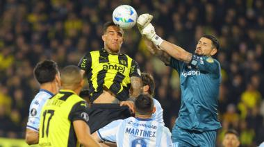 Peñarol golpeó en casa y Racing deberá revertir la serie en Avellaneda