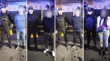 Cuatro detenidos, uno con pedido de captura, en camioneta melliza y con inhibidor
