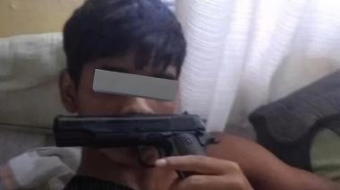 Se mostraba con armas en las redes pero cuando llegó la Policía se escondió en el baño de mujeres