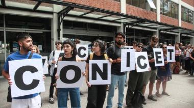 Acampe, antorchas y reclamo por salarios de pobreza en el CONICET durante 48 horas