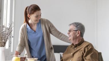 Asistentes gerontológicos, un oficio que es clave para una sociedad que envejece
