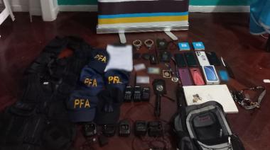 Golpe a una banda de falsos policías: insignias, credenciales de la PFA y hasta posnets para realizar transacciones