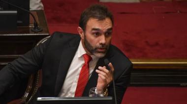 El senador libertario Ezequiel Atuache no puede dar una cifra sin trabarse