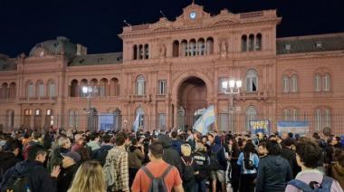 Cacerolazo frente a la Casa Rosada por el escándalo de Karina Milei