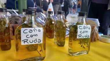 Tradición: por qué se toma caña con ruda el 1 de agosto