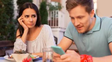 Qué es el "phubbing", el fenómeno que daña las relaciones personales por el uso del celular