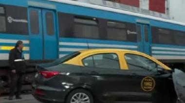 Un tren del Sarmiento arrolló a un taxi y sus dos ocupantes se fugaron