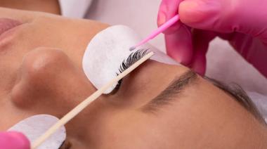 Maquillaje y extensiones de pestañas: qué riesgos pueden afectar tu salud ocular