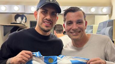 Leandro Paredes visitó a Martín Bossi en el teatro y protagonizaron un divertido momento