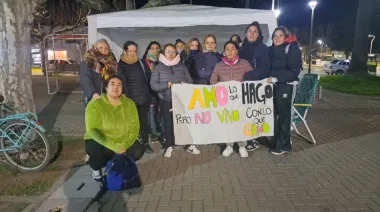 Enfermeras acampan frente a la municipalidad y denuncian abandono de Bucca y Pisano