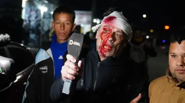 Brutal ataque a un periodista en el acto de Milei en Moreno: lo golpearon y terminó con el rostro ensangrentado