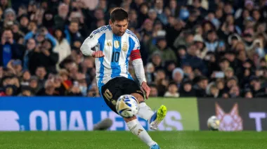 Messi brilló en su despedida con 2 goles y Argentina le ganó 3 a 0 a Venezuela