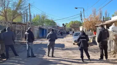 Hallan sin vida a un adolescente de 17 años en Cipolletti: detectan un golpe en la cabeza